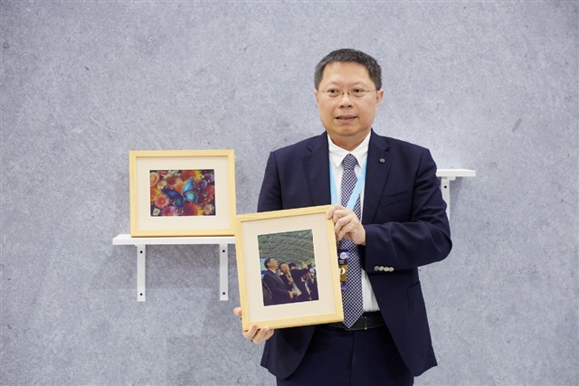 E Ink's trade-show shift spotlights rivalry and could accelerate ChLCD commercialization