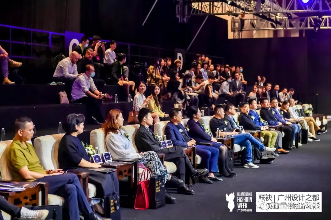 雅量商业智能电子桌牌亮相广州时尚黑马创业大赛，引领智能化数字化时装盛会